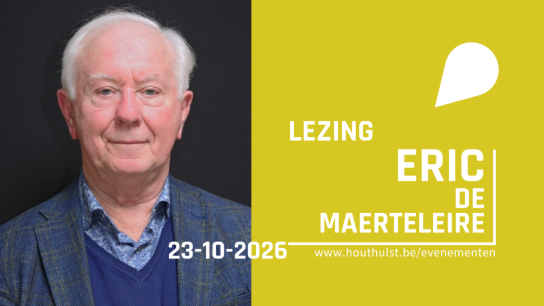 Portret van een oudere man met wit haar, gekleed in een blauw jasje en overhemd, naast tekst over een lezing. (vergroot foto)